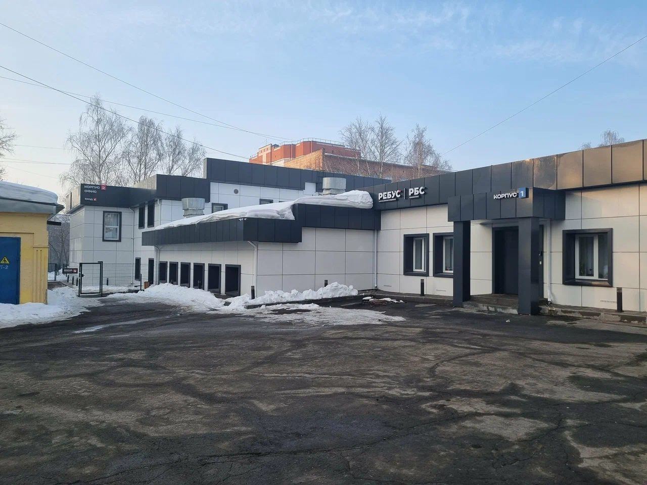 Территория школы Ребус, вход в корпус