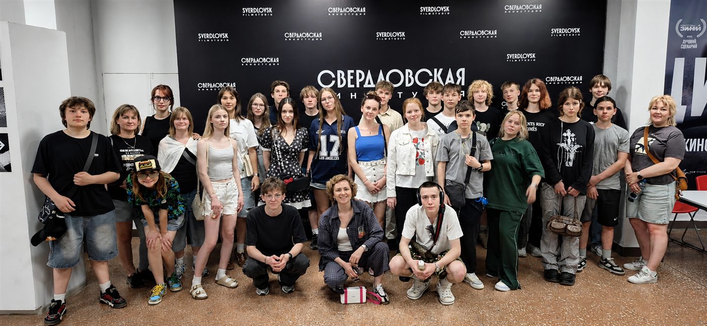 Группа на экскурсии в Свердловской киностудии