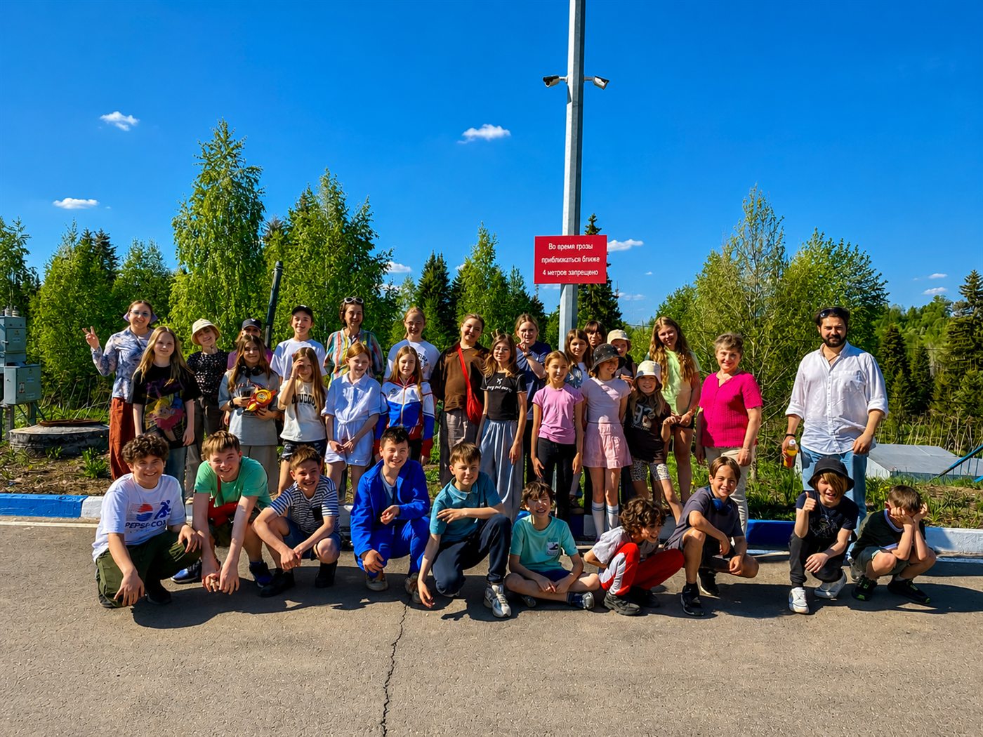 Общая фотография участников образовательного путешествия на природе