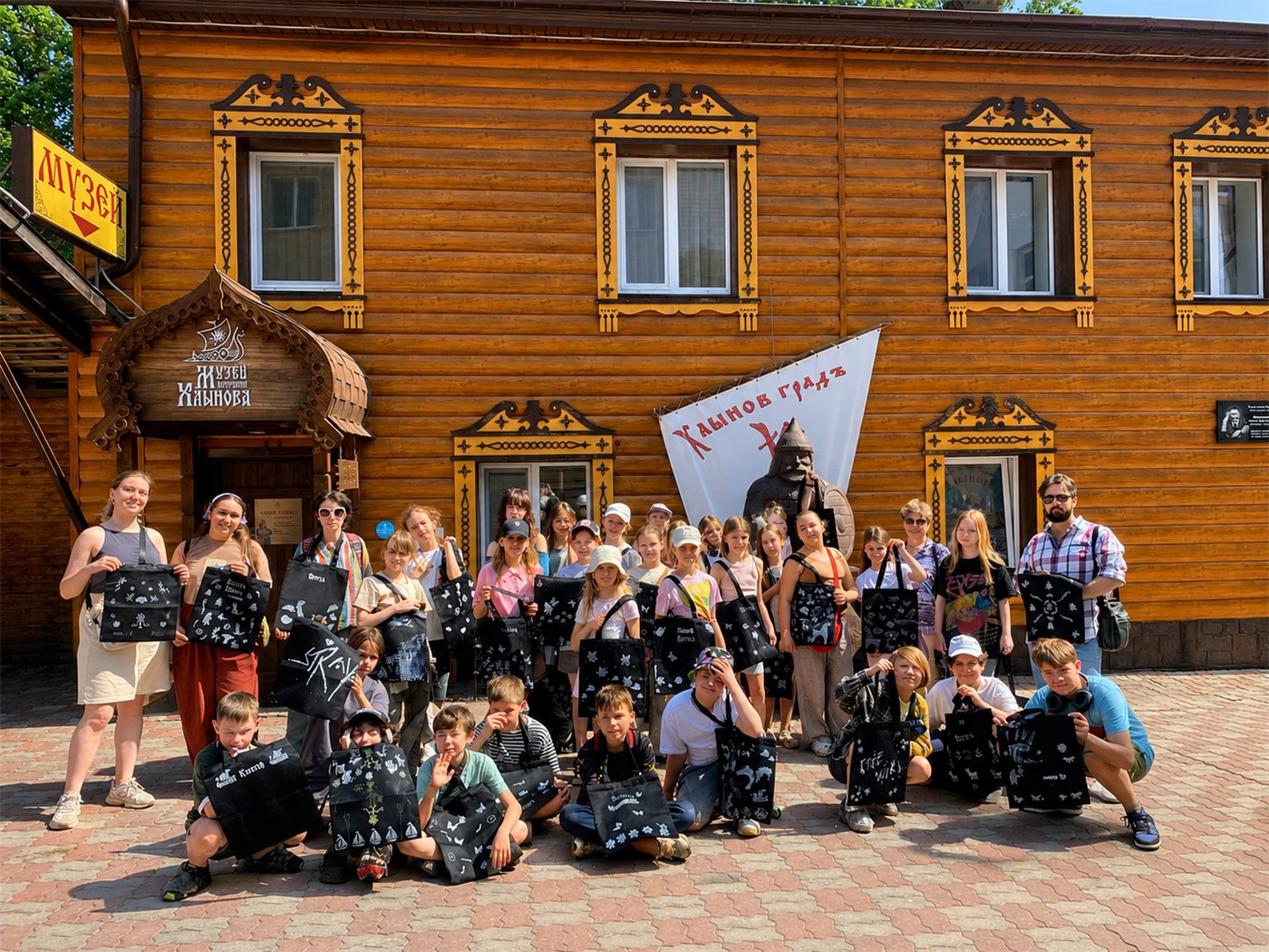 Участники образовательного путешествия у музея